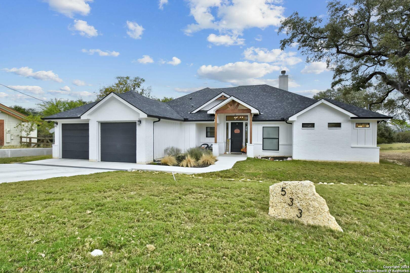 533 Oak Hills Dr  Bandera TX 78003 photo