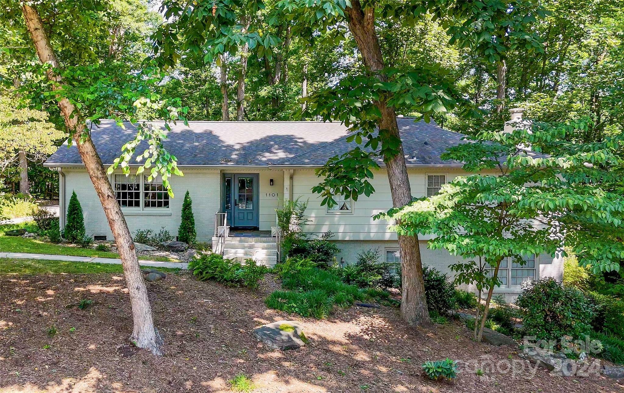 Property Photo:  1101 Shady Bluff Drive  NC 28211 