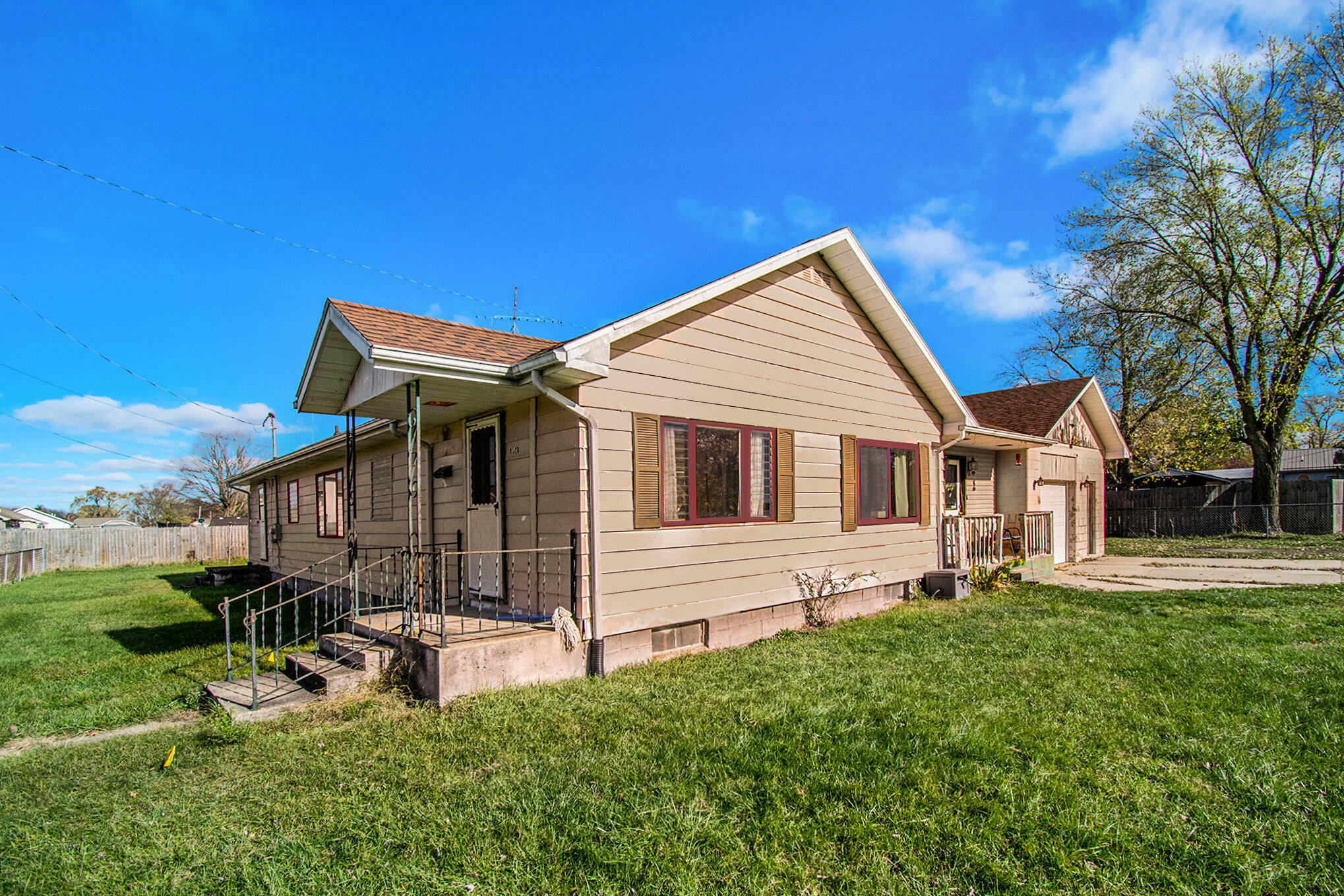 Property Photo: 1004 Illinois Street IN 46574