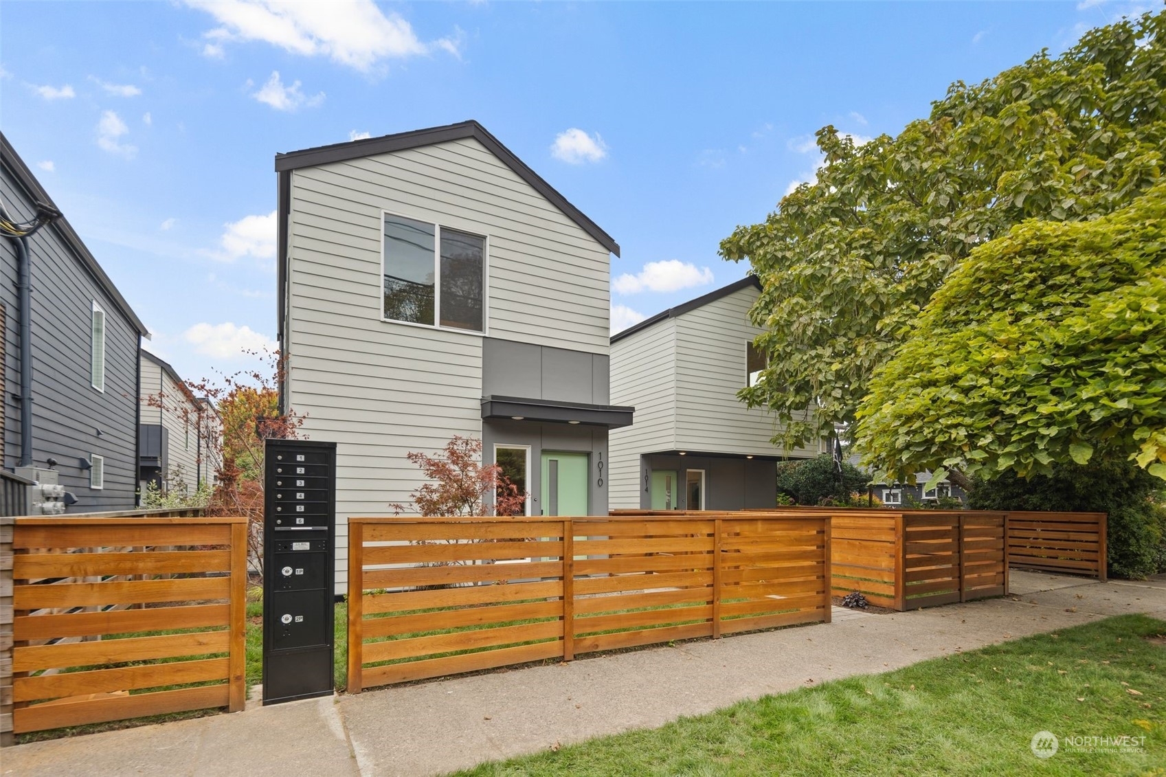 Property Photo:  1010 S Donovan Street  WA 98108 