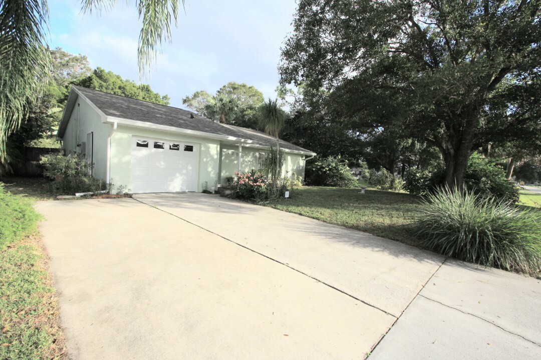 Property Photo:  425 Banyan Street  FL 32958 