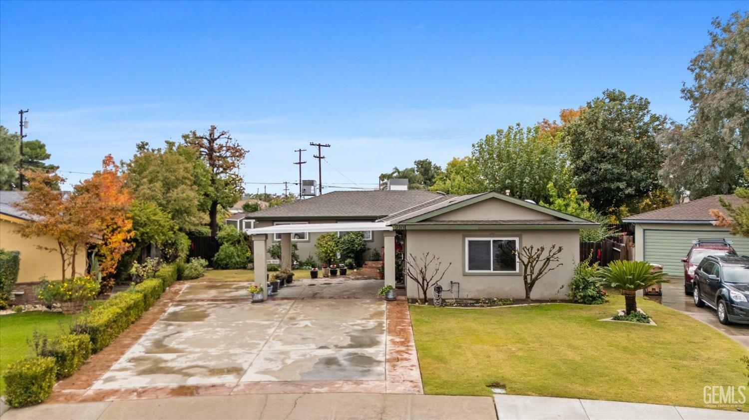 Property Photo:  2101 Carol Place  CA 93304 