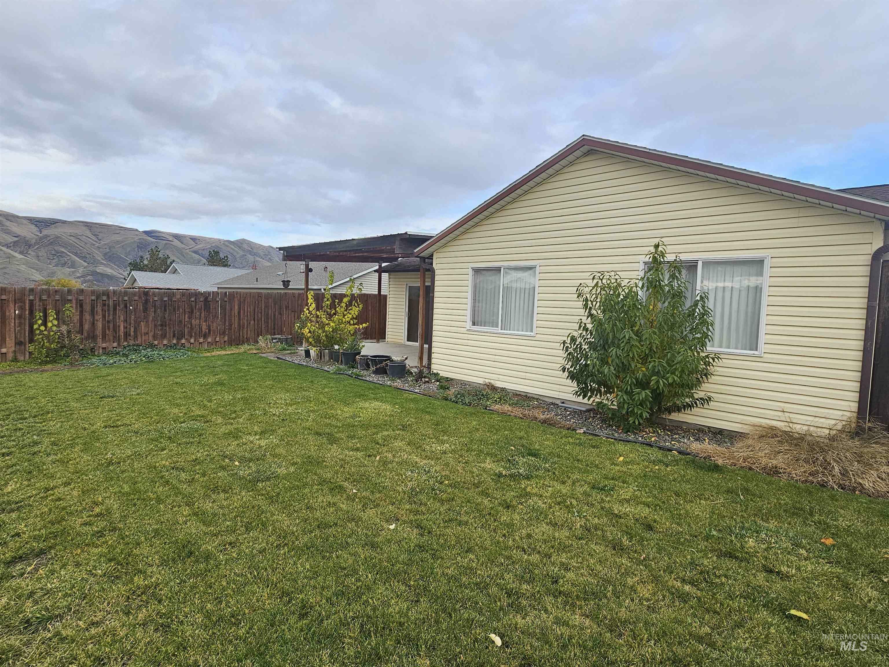 Property Photo:  1133 Liberty Circle  WA 99403-1223 