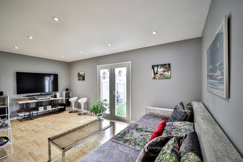 Property Photo:  79 Warwick Castle Crt  ON M1B 3E5 