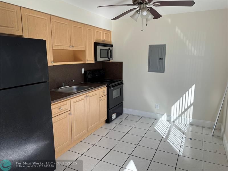 Property Photo: 1635 Dewey St FL 33020