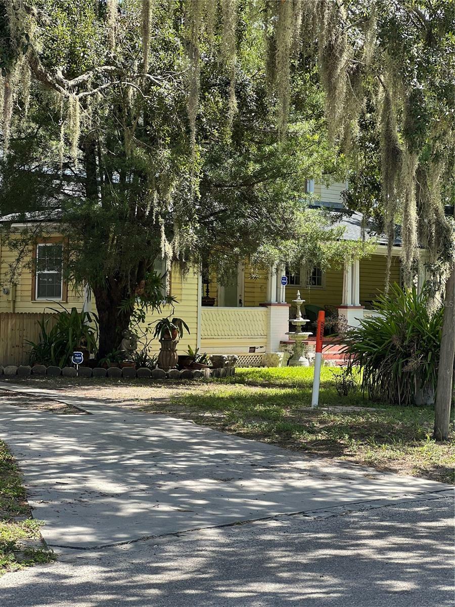 Property Photo:  121 E Pine Street  FL 34266 