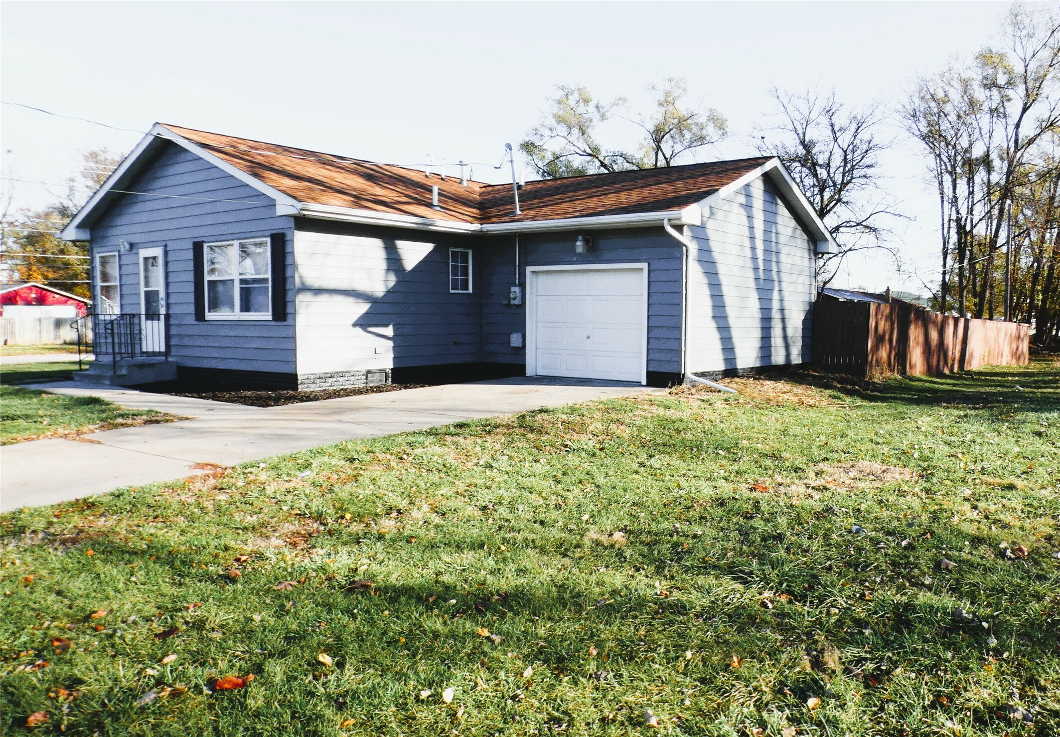 Property Photo:  805 SE 11th Street  IA 50309 