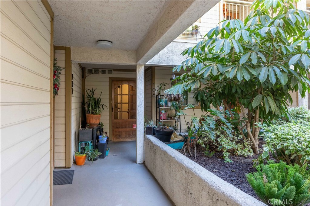 Property Photo:  645 Chestnut Avenue 106  CA 90802 