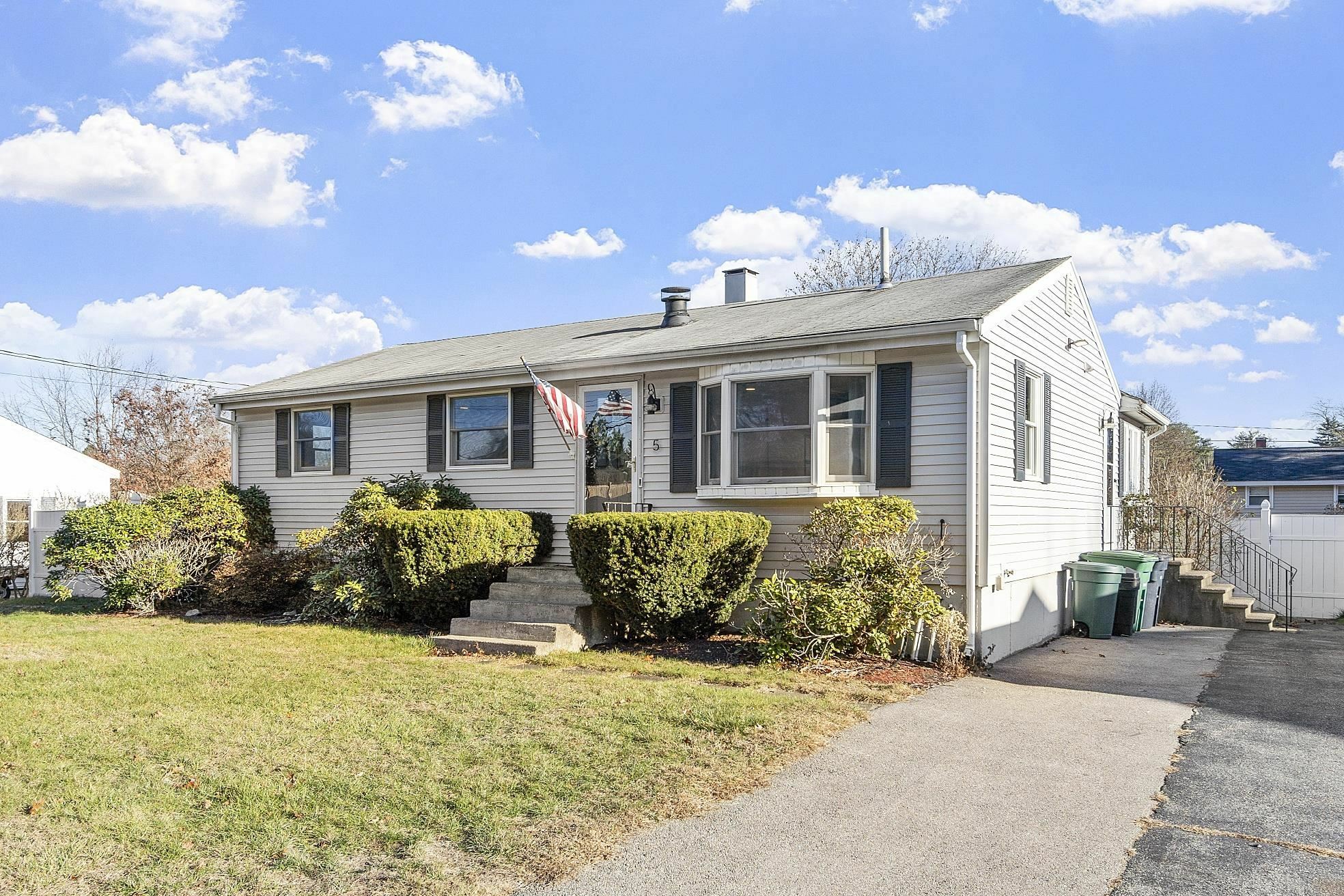 Property Photo:  5 Briarcliff Drive  NH 03062 