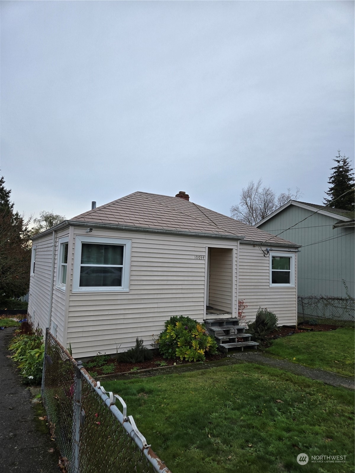 Property Photo:  10034 20th Avenue SW  WA 98146 