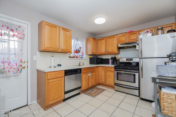 Property Photo:  68 Lyceum Court  NY 10310 