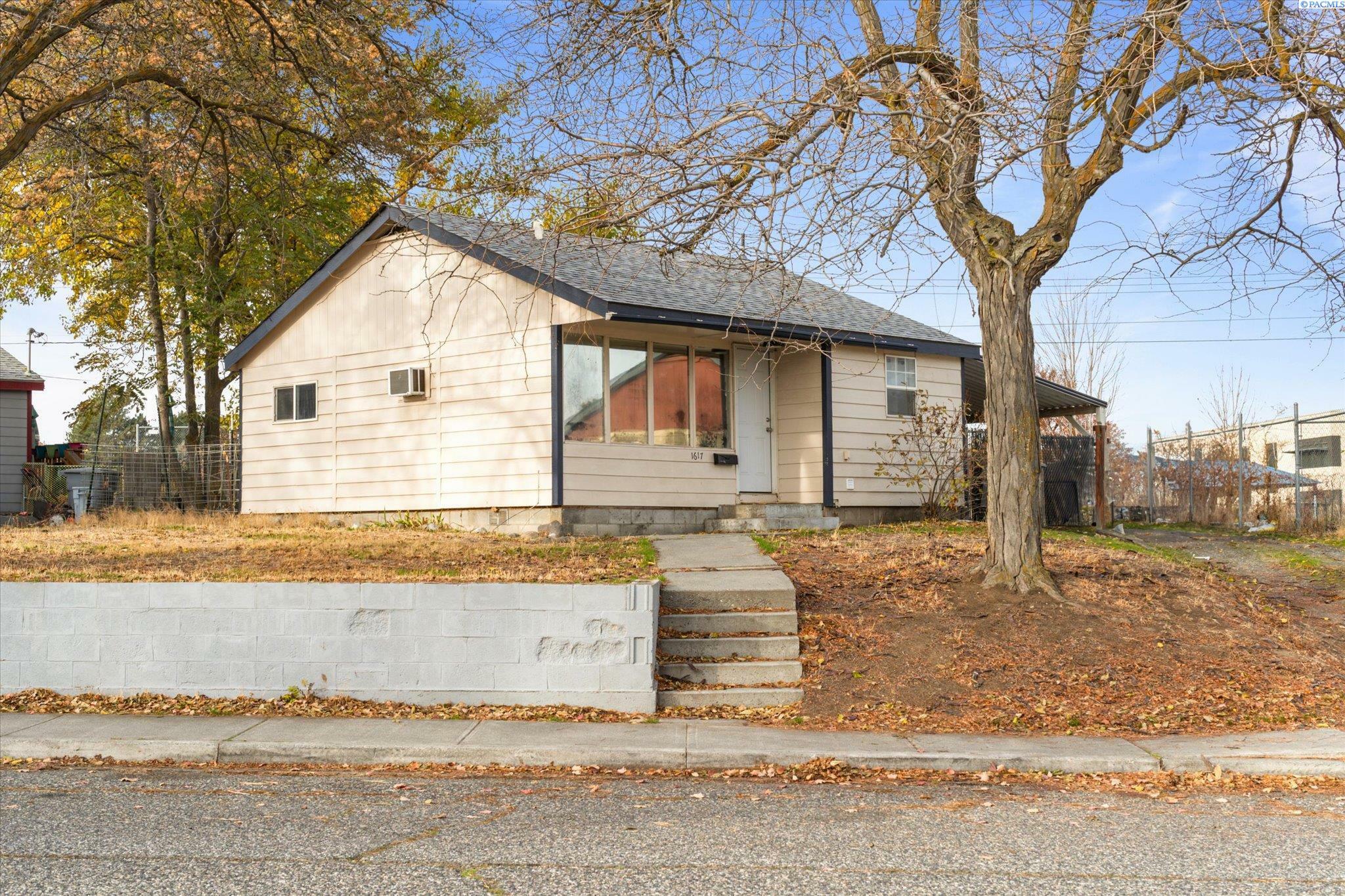 Property Photo:  1617 Perkins  WA 99354 