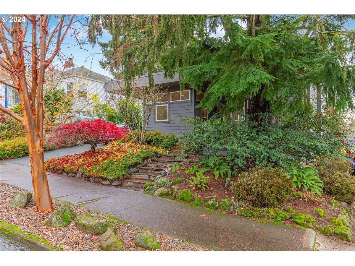 Property Photo:  3015 SE 43rd Ave  OR 97206 