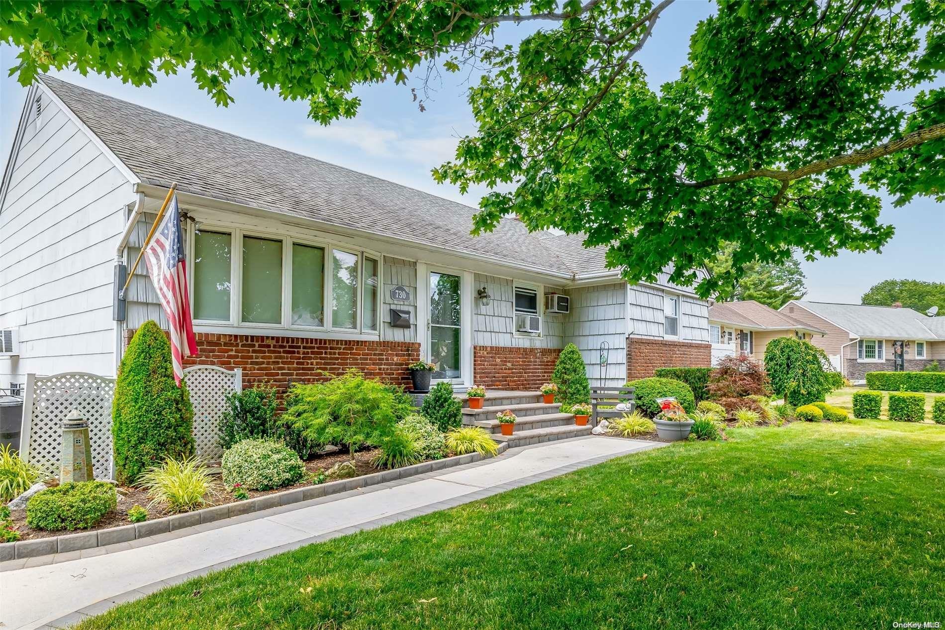 Property Photo:  730 Woodbridge Lane W  NY 11793 