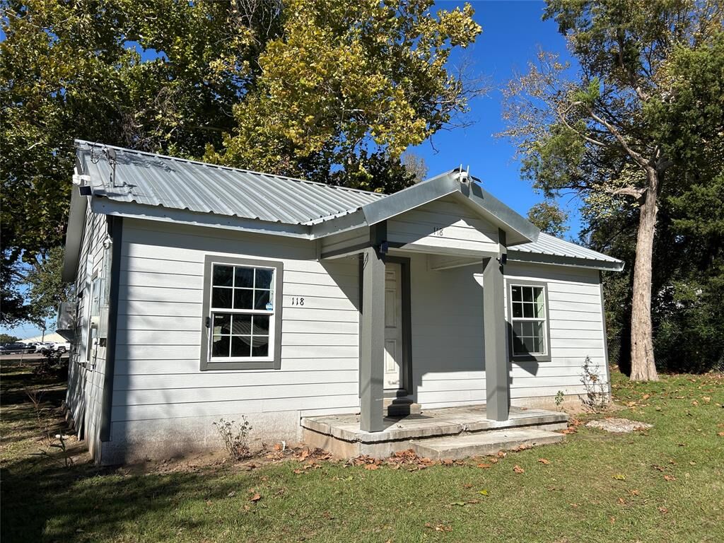 Property Photo: 118 Merriman Street TX 75831