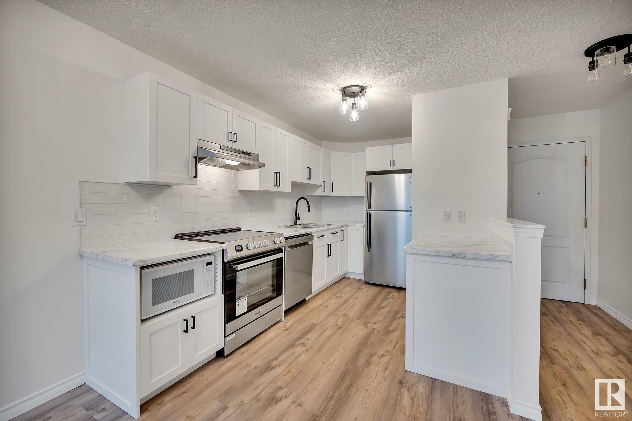 Photo de la propriété:  2741 55 Street NW 423  AB T6L 7G7 