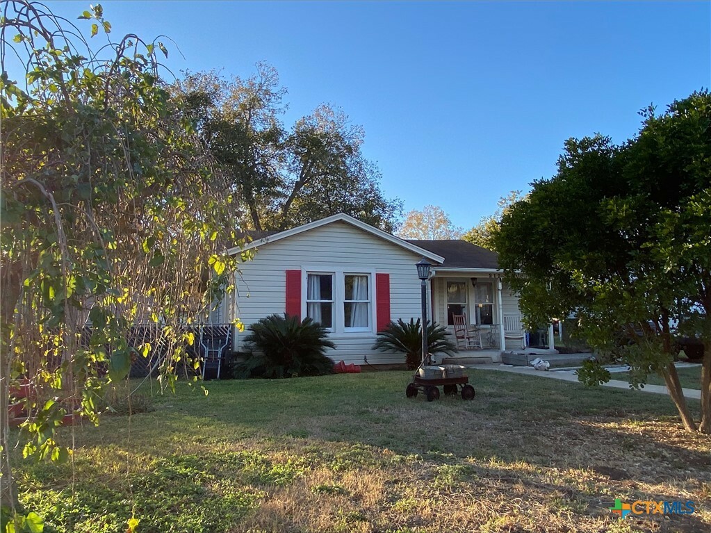 Property Photo:  212 Duggan Street  TX 78155 