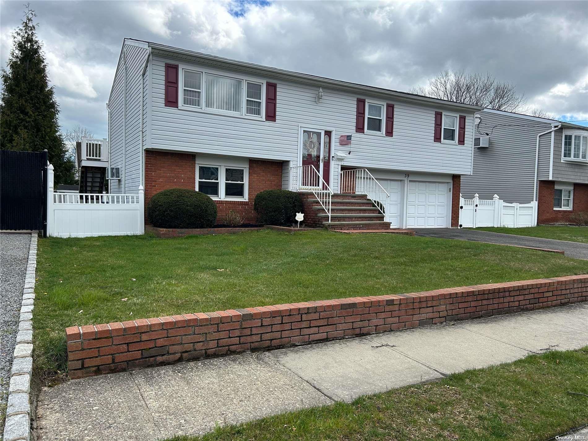 39 Palm Street  Lindenhurst NY 11757 photo