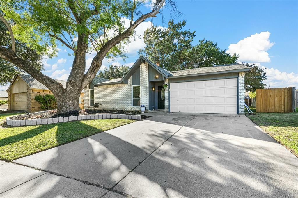 Photo de la propriété:  2644 Castanada Circle  TX 76112 