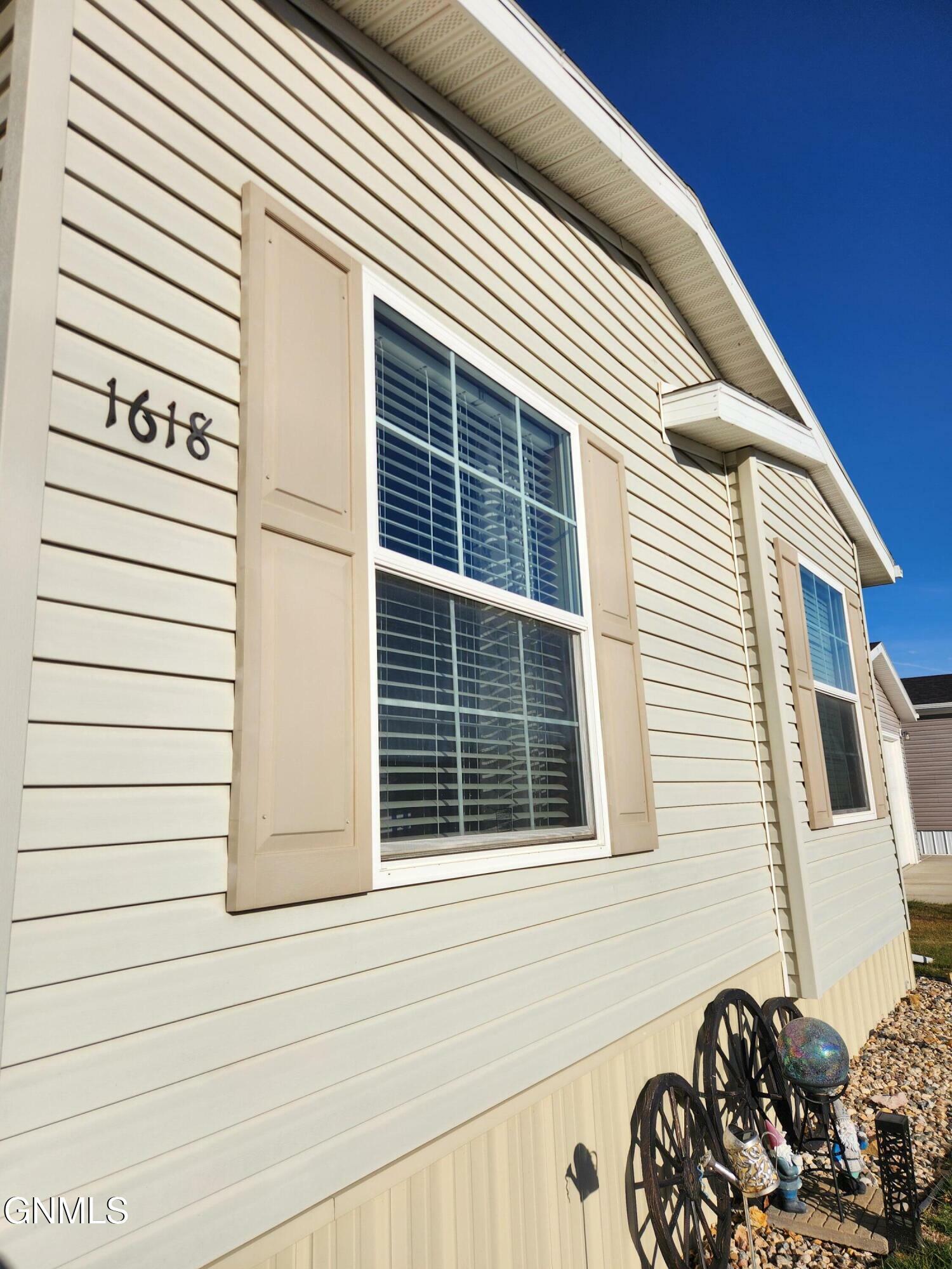 Property Photo:  1618 Hawk Trail SE  ND 58554 