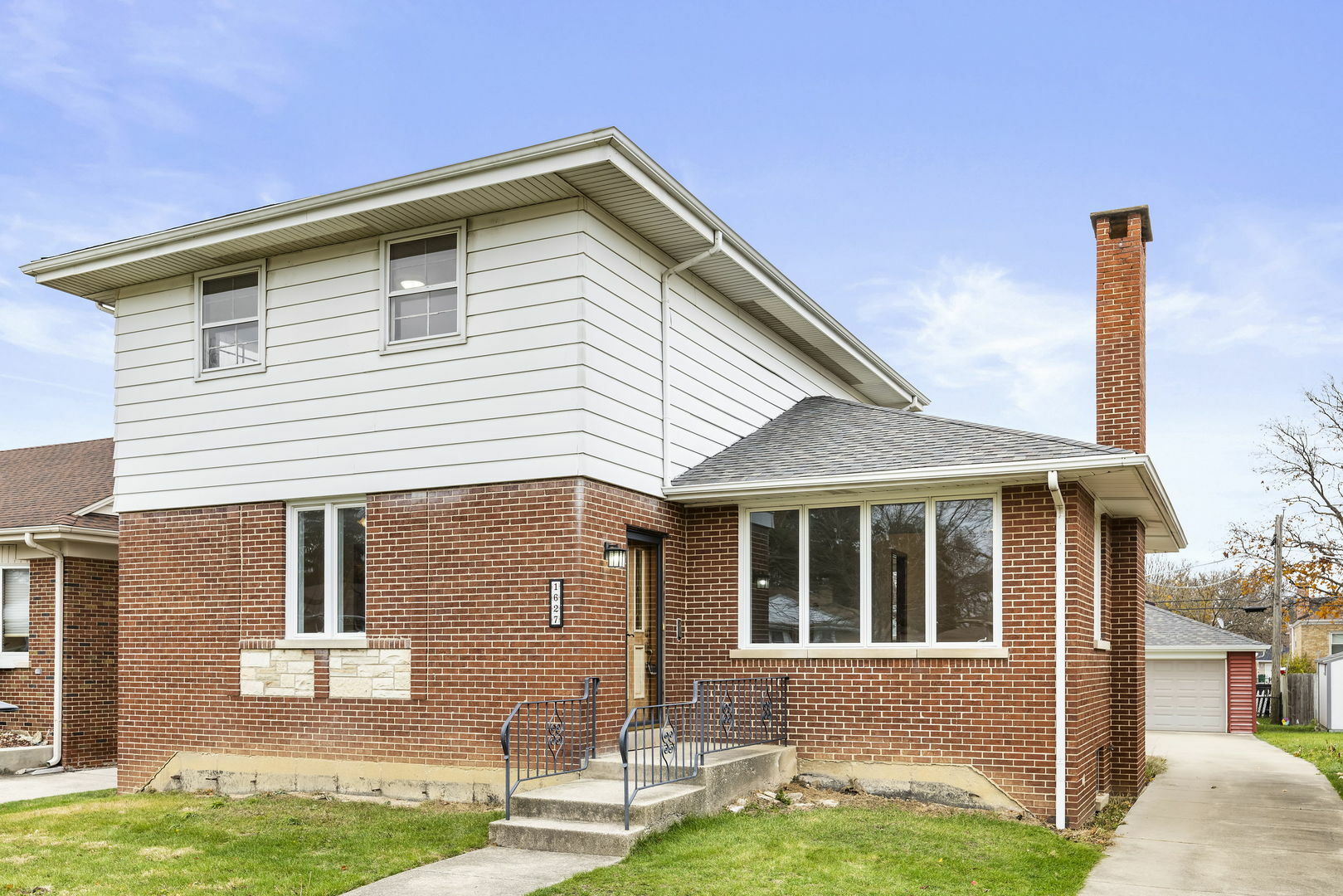 Property Photo:  1627 Sunnyside Avenue  IL 60154 