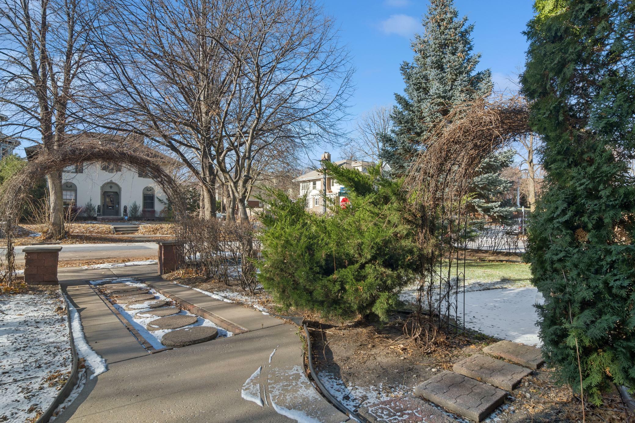 Property Photo:  1121 Douglas Avenue  MN 55403 