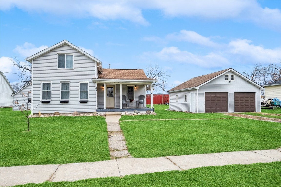 Property Photo:  108 Clinton Street  IA 52324 