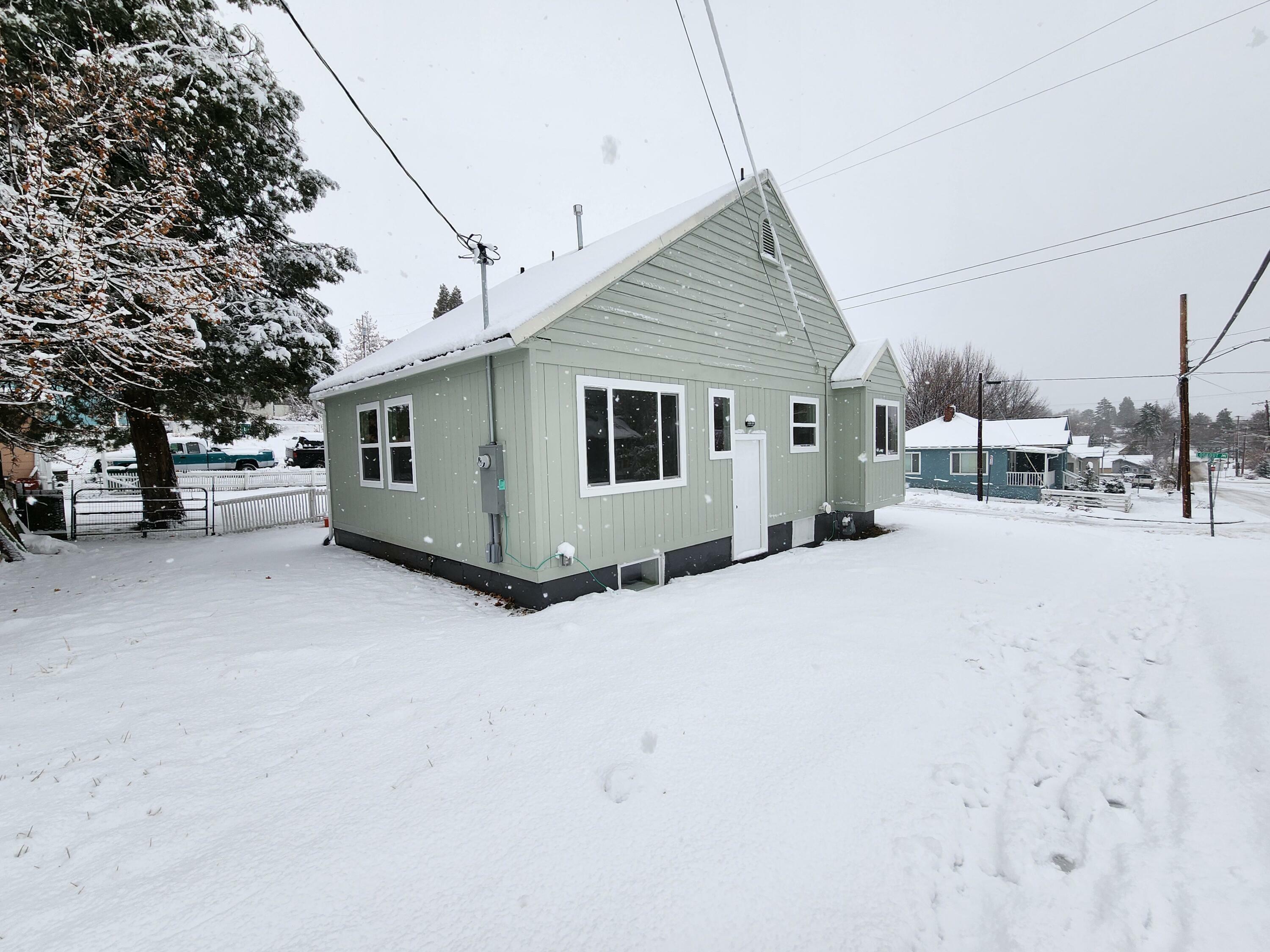 Property Photo:  1302 Lookout Avenue  OR 97601 