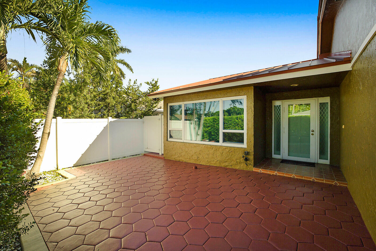 Property Photo:  4548 SW 28th Way  FL 33312 