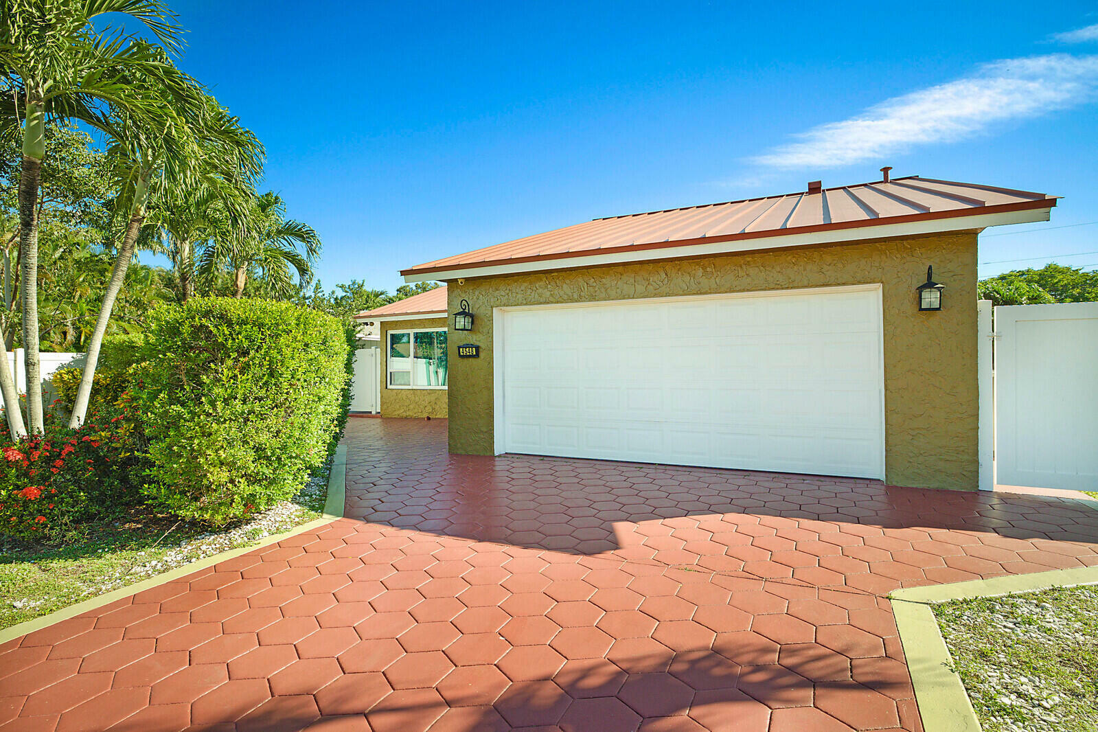 Property Photo: 4548 SW 28th Way FL 33312