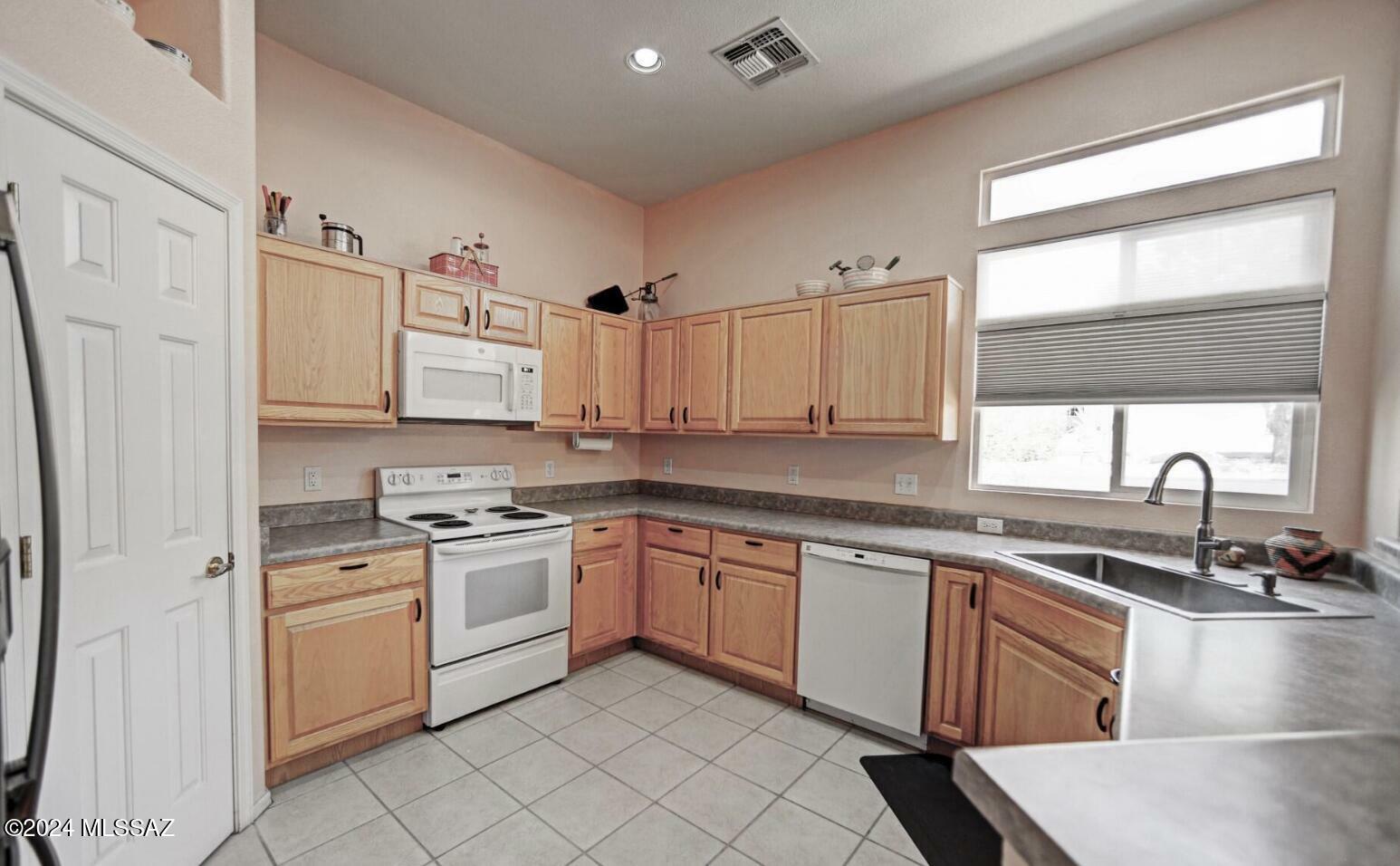 Property Photo:  13238 N Silver Cholla Place  AZ 85658 