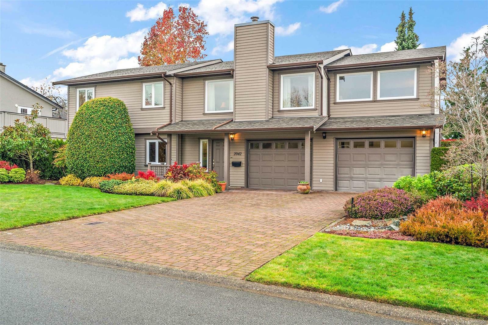 Property Photo:  2042 Skyline Cres  BC V8M 1M6 