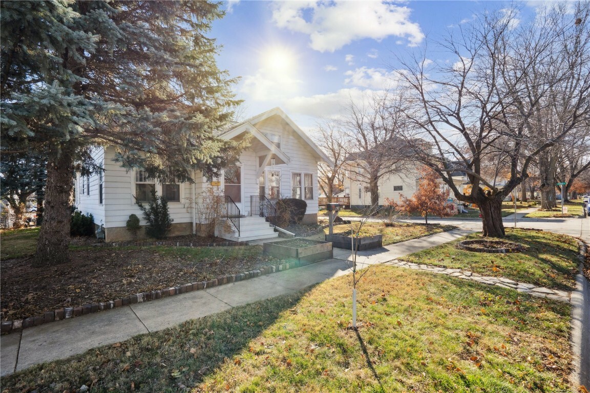 Property Photo:  406 Locust Street  IA 50651 