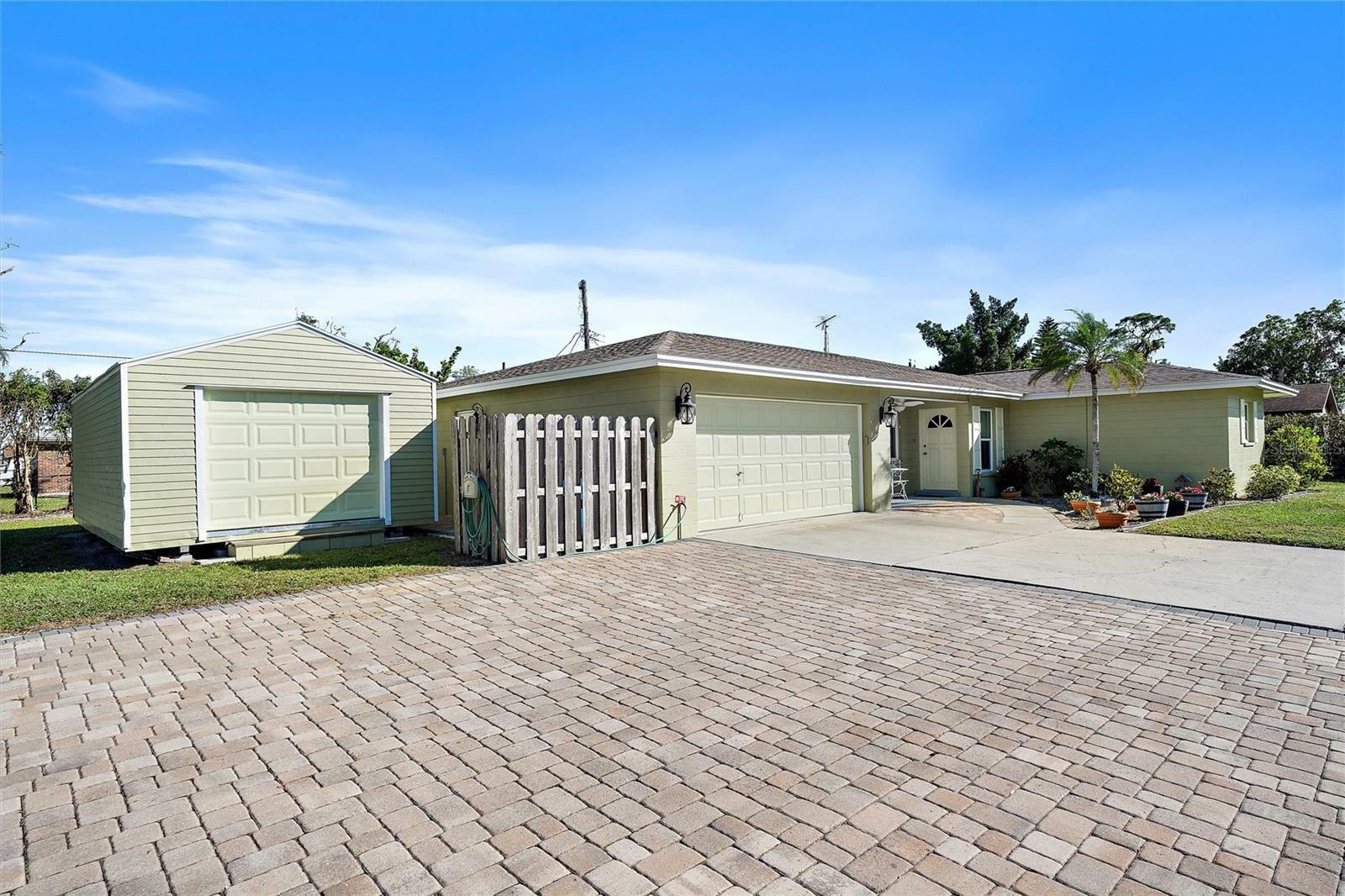 Property Photo:  1072 Venetian Parkway  FL 34285 