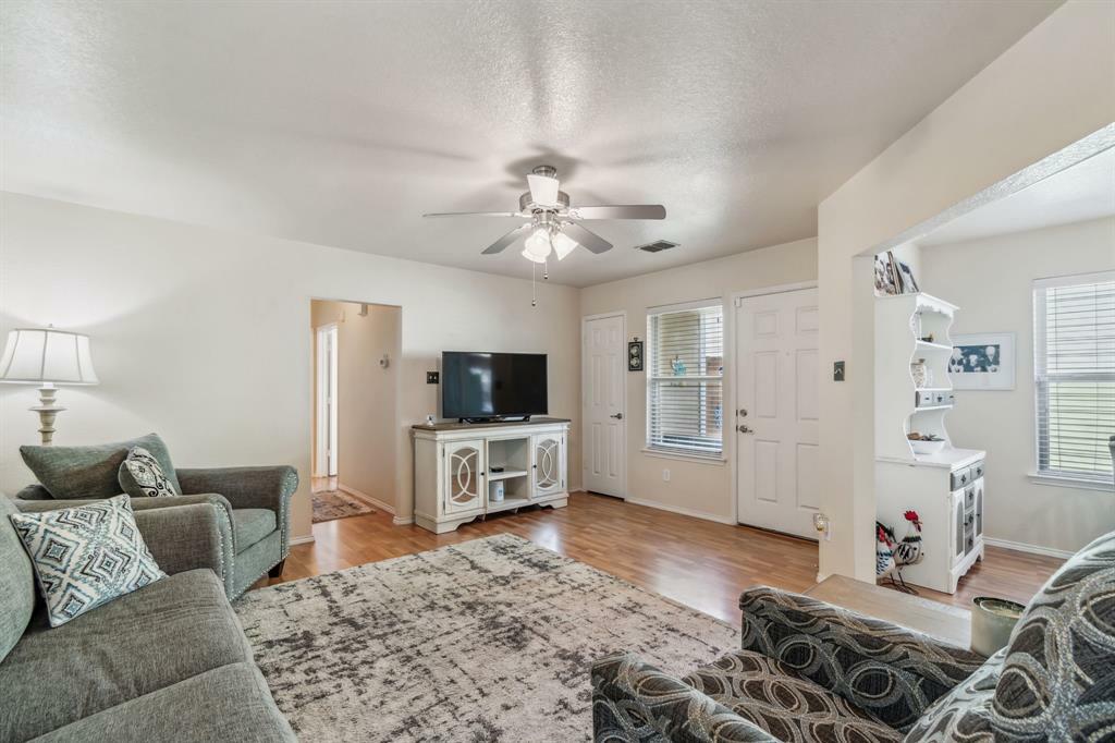 Property Photo: 836 Village Point Lane TX 76108
