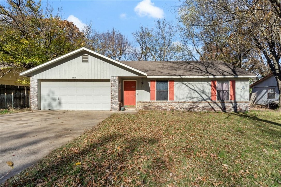 Property Photo:  1011 W School Street  AR 72761 