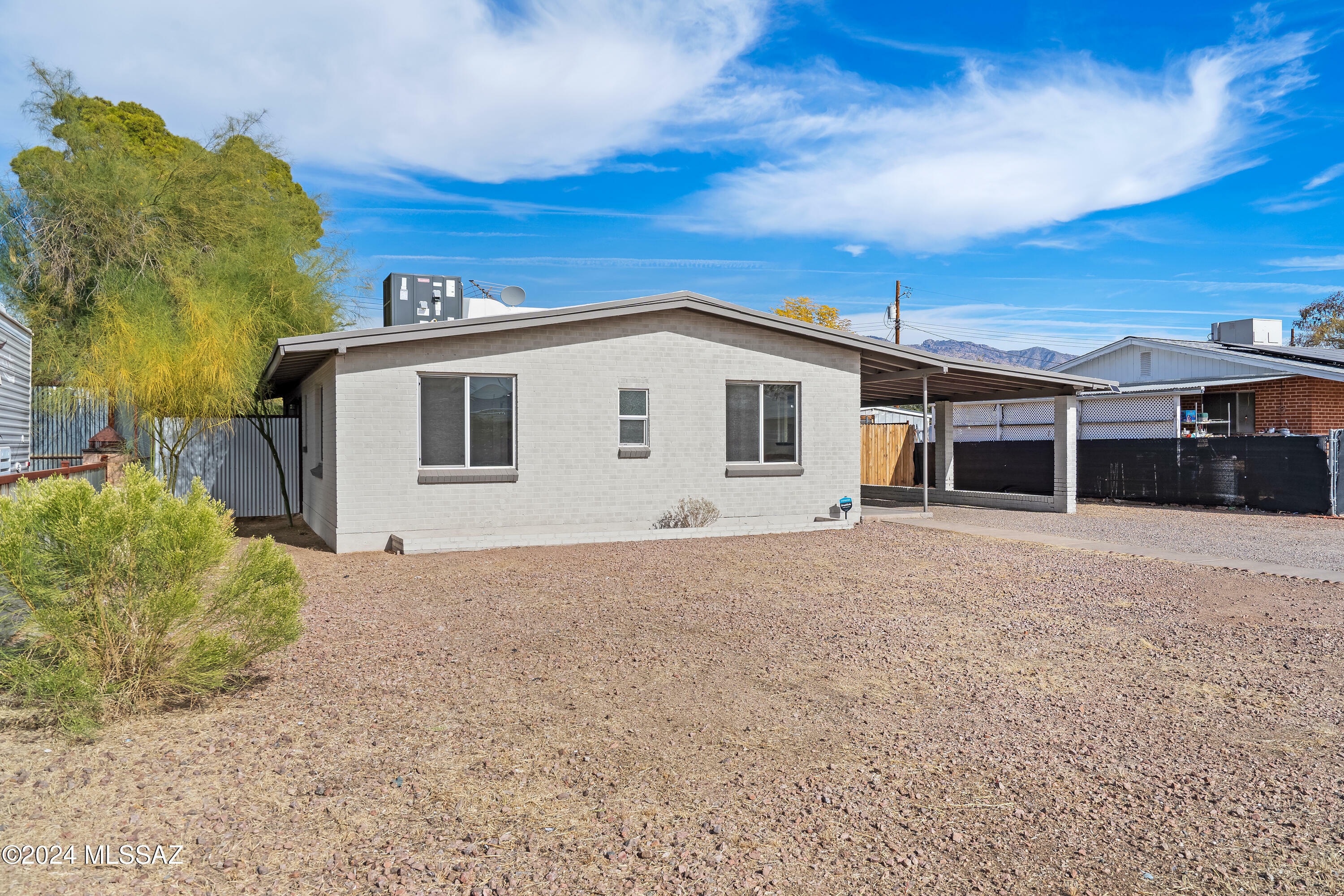 Property Photo:  905 E Prince Road  AZ 85719 