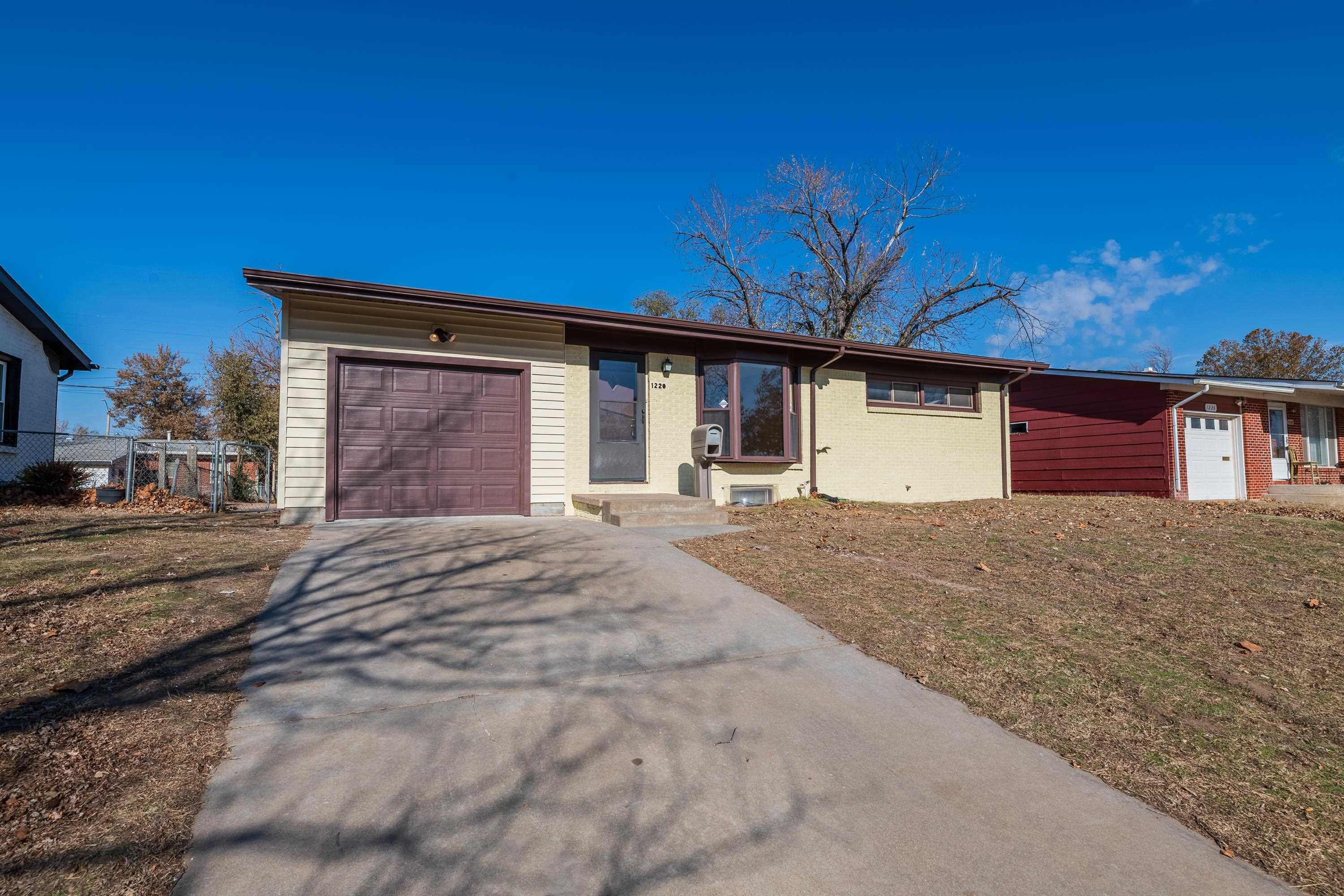 Property Photo:  1220 E El Monte St  KS 67216 