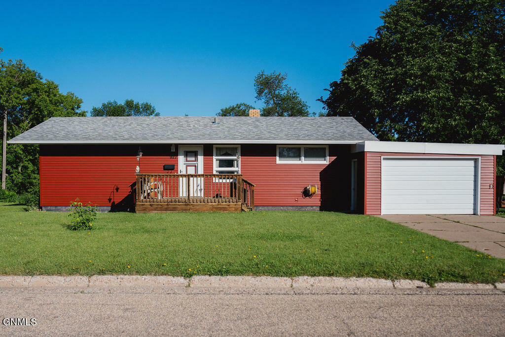 Property Photo:  927 3rd Avenue NW  ND 58401 