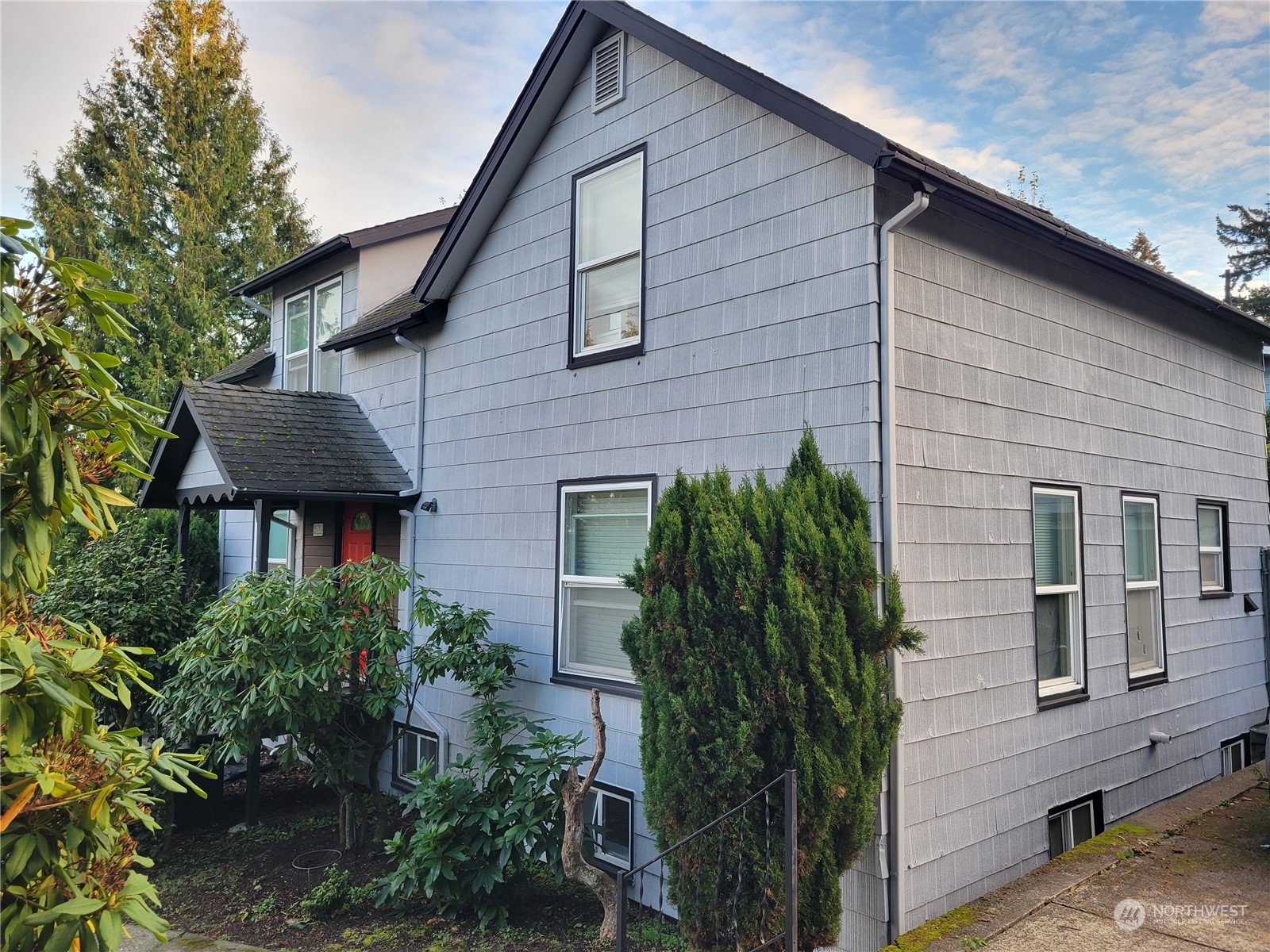 Property Photo:  2635 S 133rd  WA 98168 