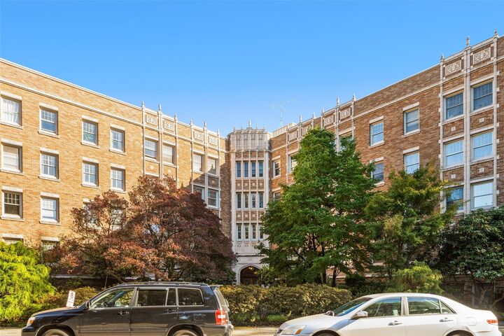 Property Photo:  5810  Cowen Place NE 2  WA 98105 