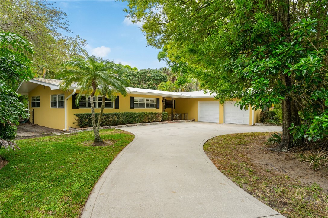 Property Photo:  645 Royal Palm Place  FL 32960 