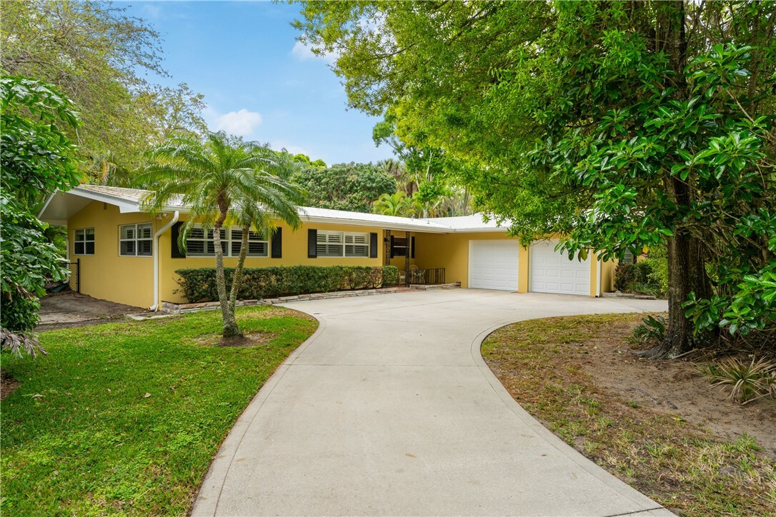 645 Royal Palm Place  Vero Beach FL 32960 photo