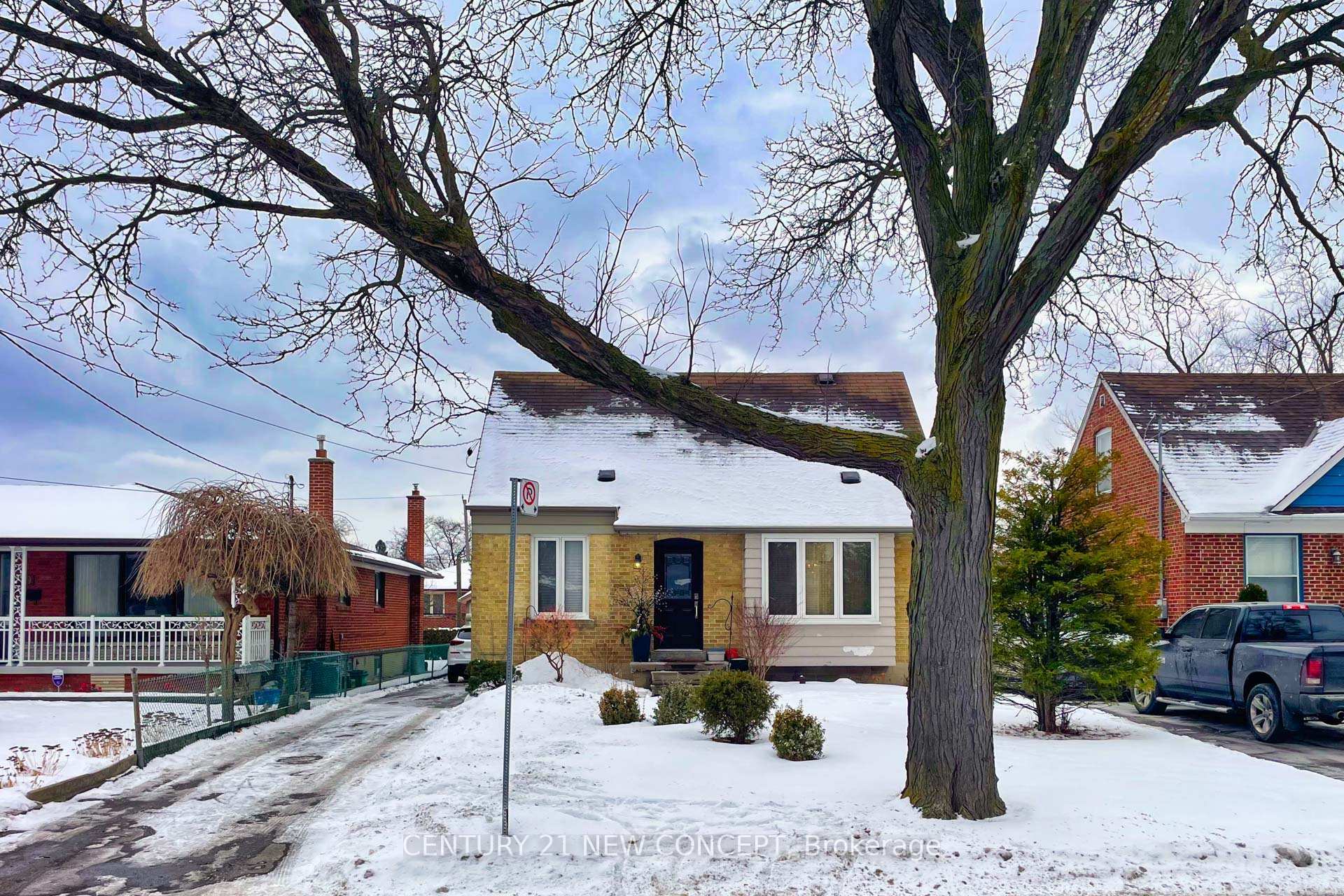 Photo de la propriété: 17 Athabaska Ave ON M2M 2T6