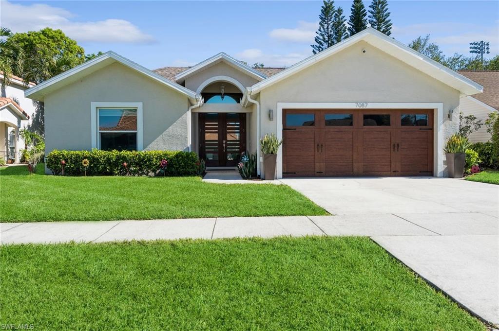 Property Photo: 7087 Lone Oak Blvd FL 34109