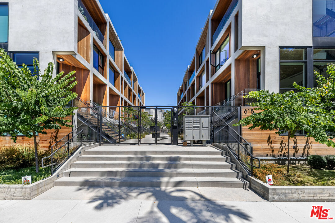 610 S Van Ness Ave  Los Angeles CA 90005 photo