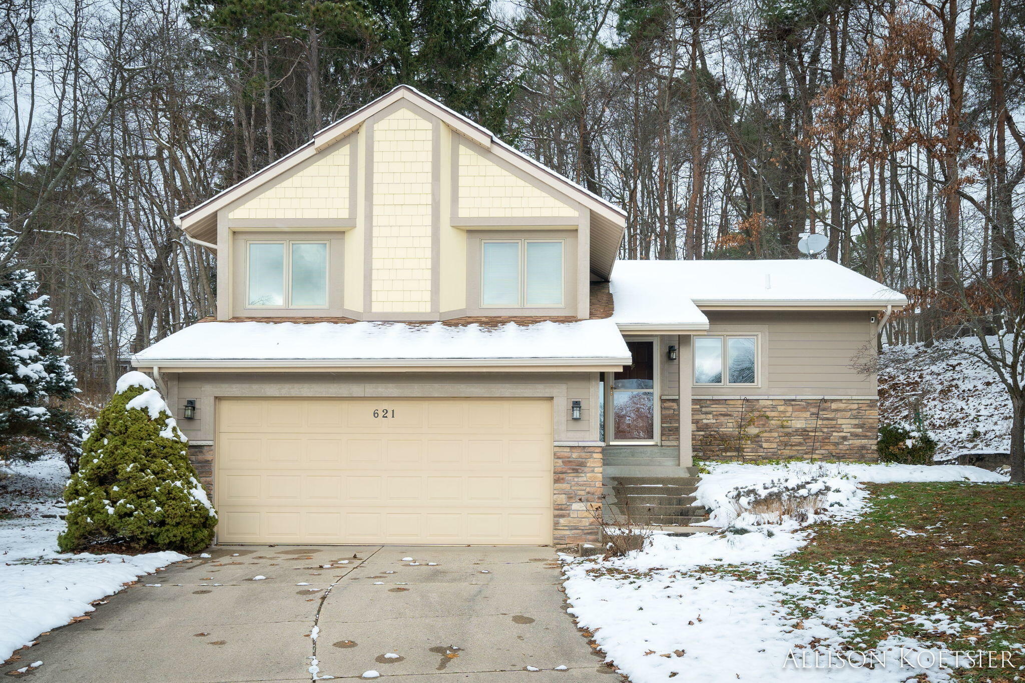 Property Photo:  621 Duxbury Court SE  MI 49301 