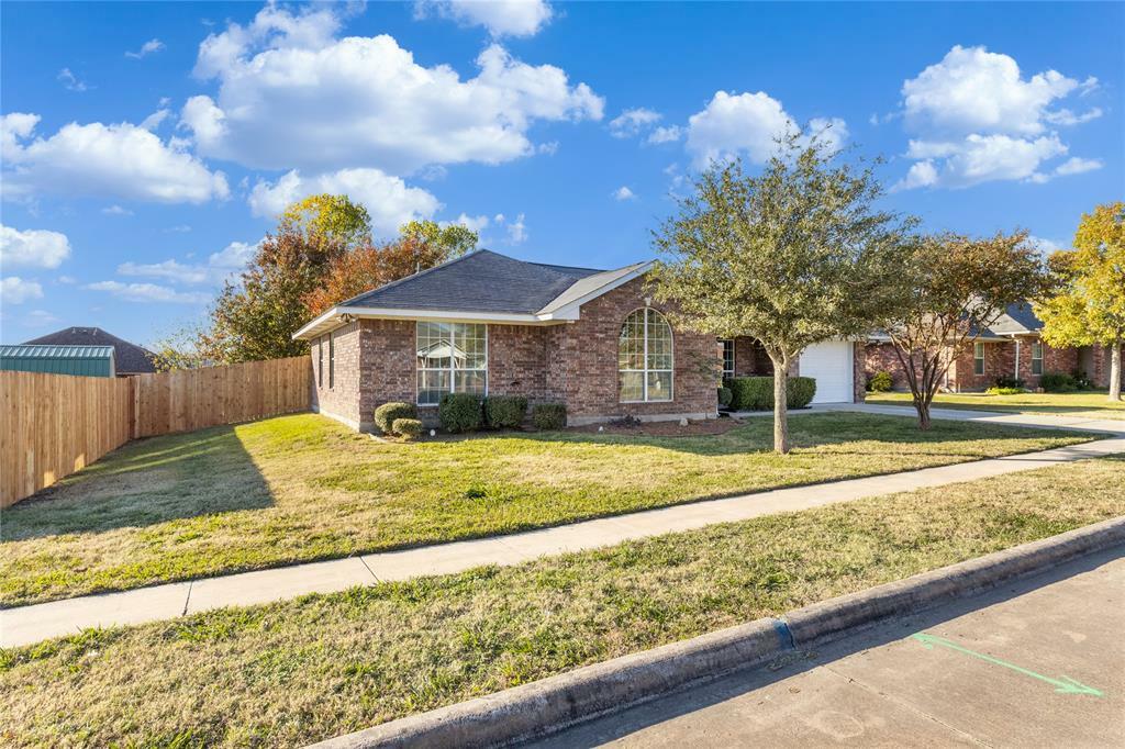 Property Photo:  906 Roseanne Drive  TX 75428 