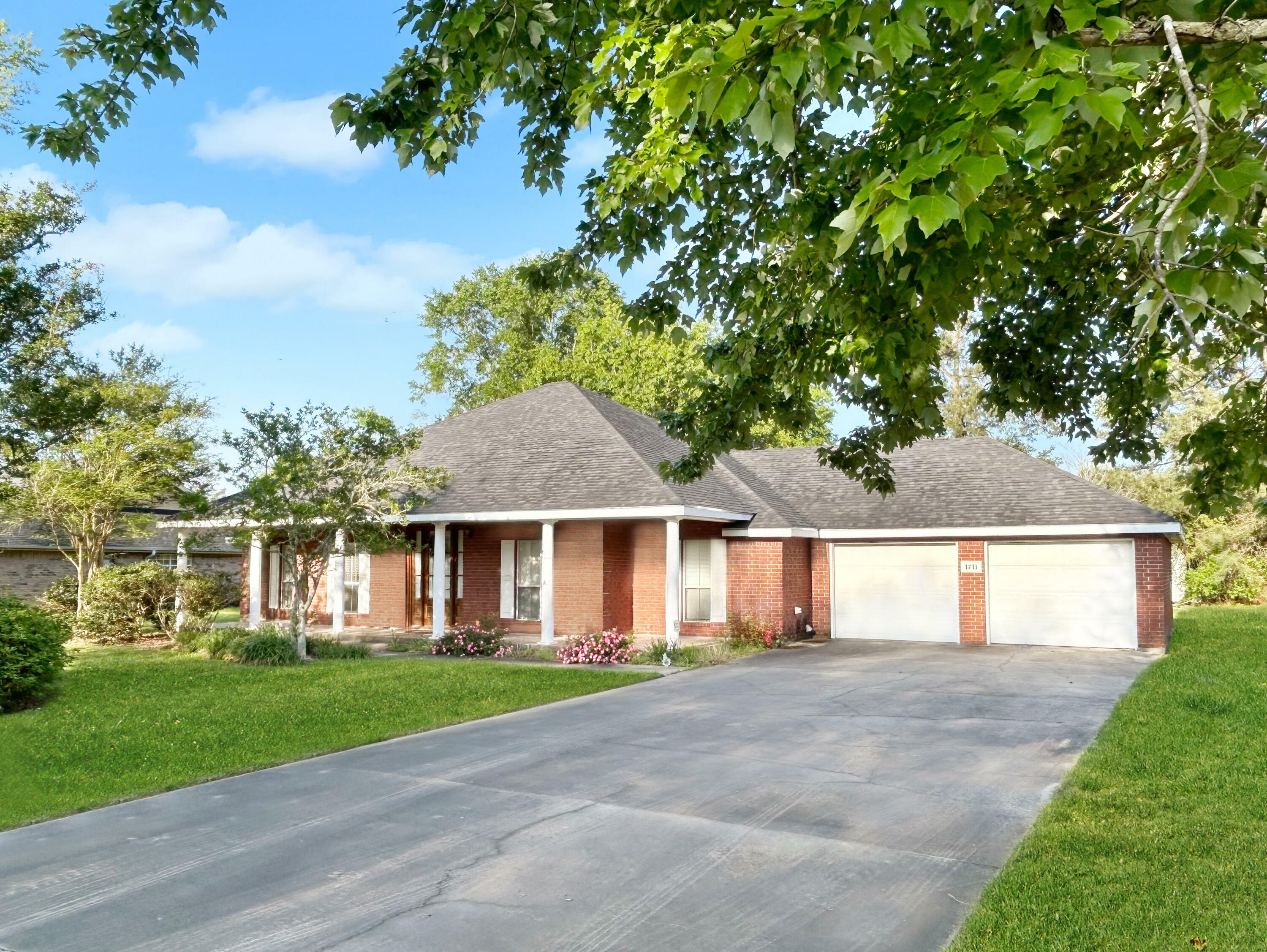 Property Photo: 1711 Charlotte Dr LA 70634