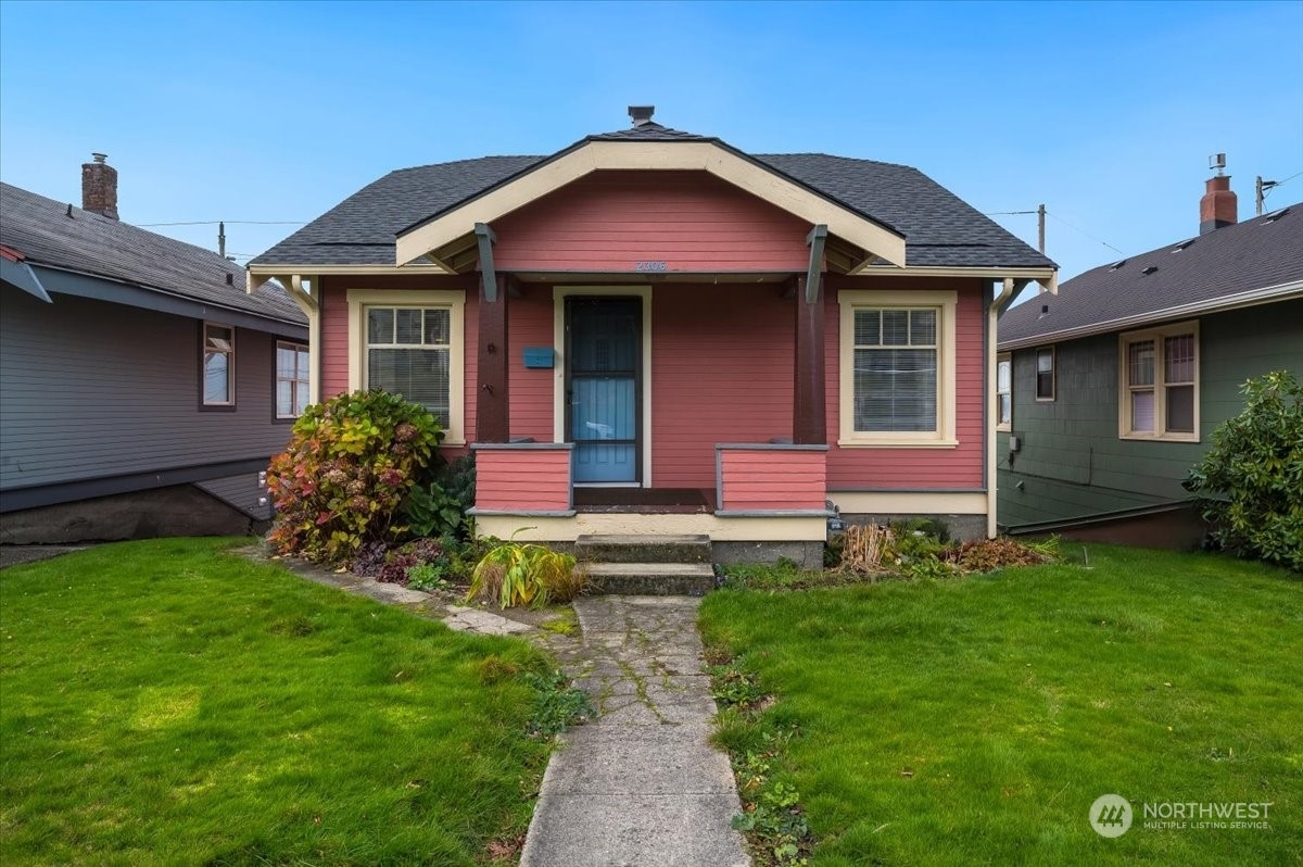 Property Photo:  2306  Grand Avenue  WA 98201 